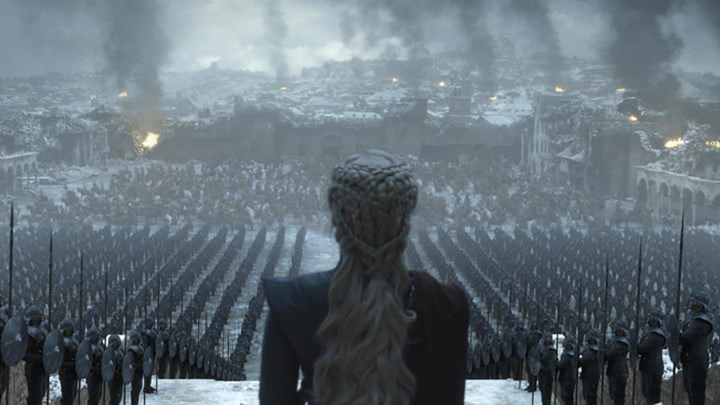 Daenerys Targaryen, Game of Thrones'ta yanan Kral'ın Şehri'nde ordusuyla karşı karşıya