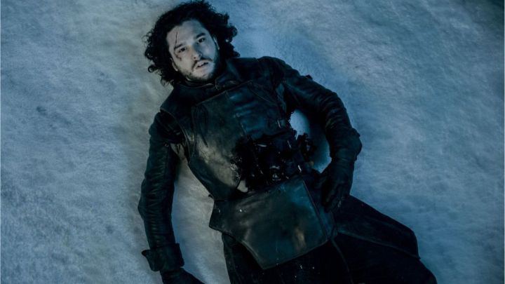 Kit Harington, Game of Thrones'ta yerde yaralı yatan Jon Snow'u canlandırıyor.