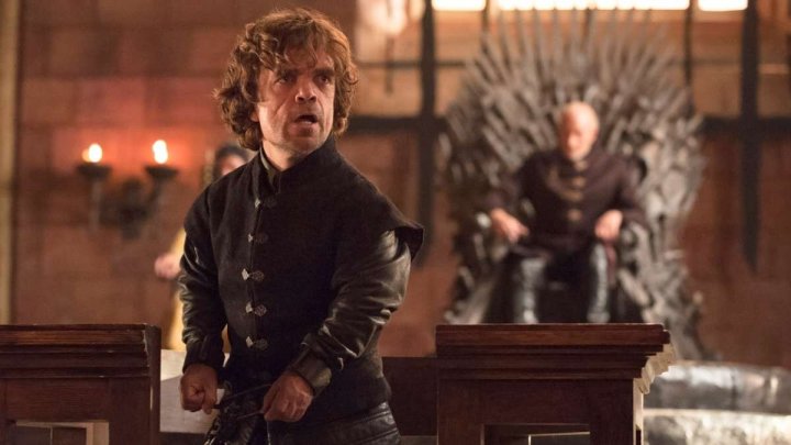Peter Dinklage, Game of Thrones'ta babası arkasındaki Demir Taht'ta otururken konuşan Tyrion Lannister rolünde.