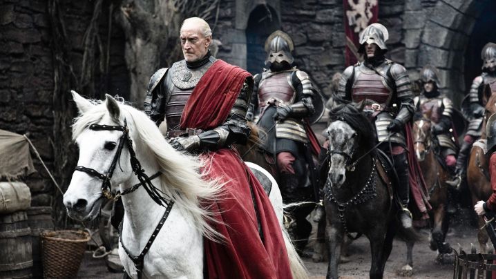 Game of Thrones'ta ata binen ve bir grup askerin takip ettiği Tywin Lannister rolünde Charles Dance.