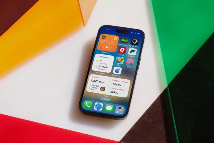 iPhone ana ekranındaki çeşitli widget'lar.