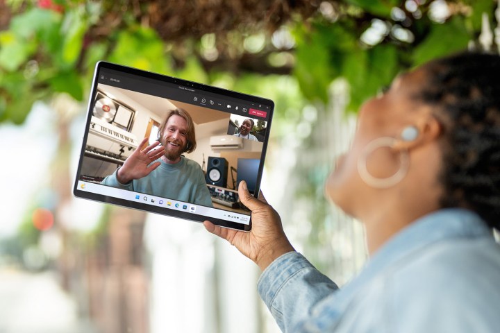 Tablet ve video konferansı gösteren Microsoft Surface Pro 9'un ön görünümü.