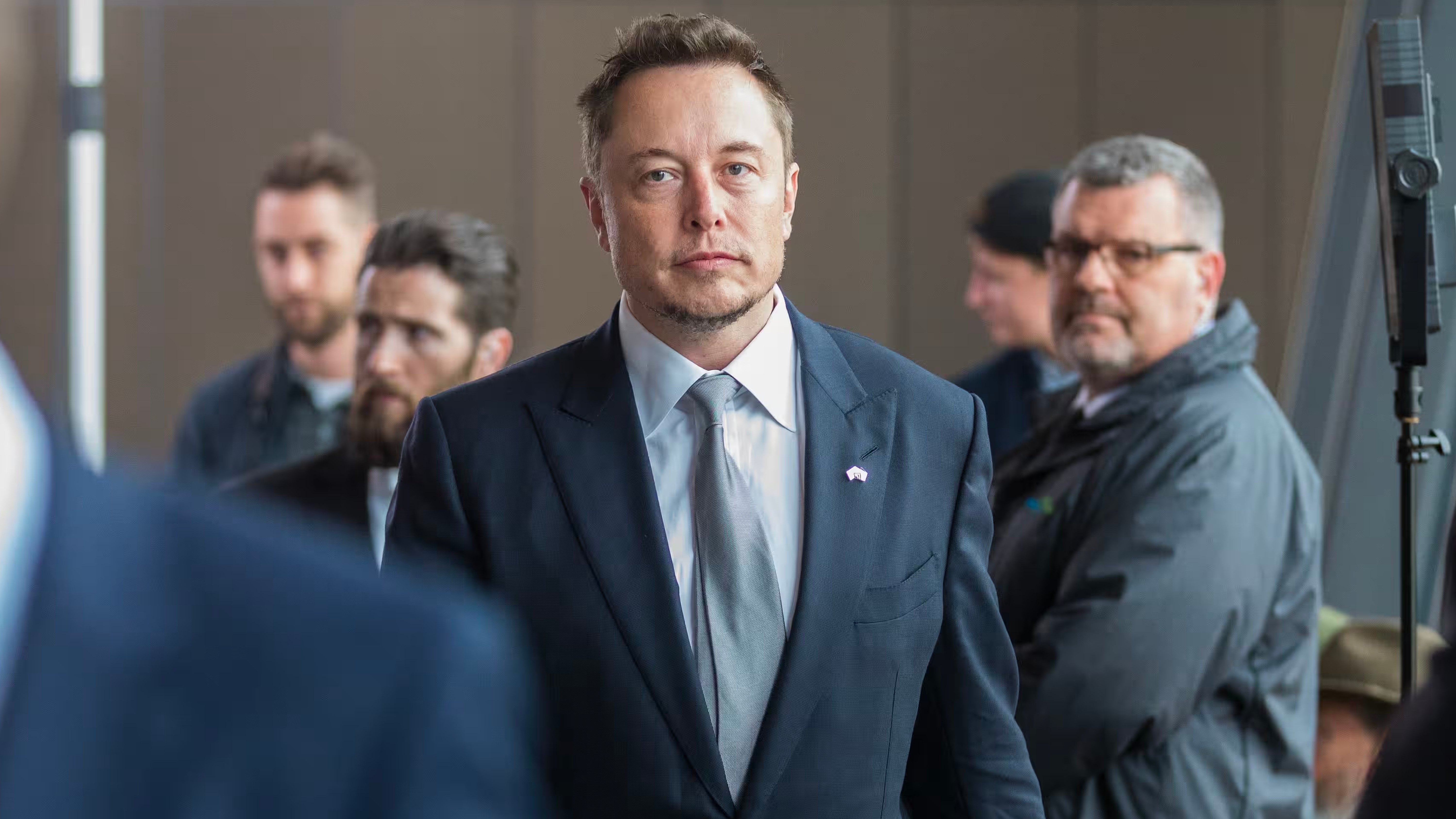 Elon Musk takım elbise giyip New York'ta yürüyor