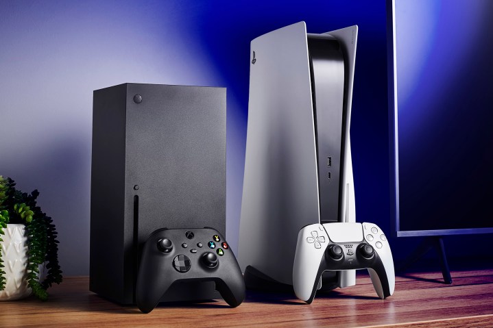Microsoft Xbox Series X (L) ve Sony PlayStation 5 ev video oyun konsollarının yanı sıra televizyon ve soundbar'ın bulunduğu oturma odası.