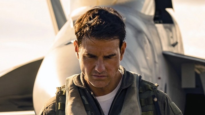 Tom Cruise, Top Gun: Maverick'te aşağıya bakıyor.
