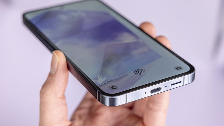 Altta USB-C bağlantı noktasına sahip Samsung Galaxy A55