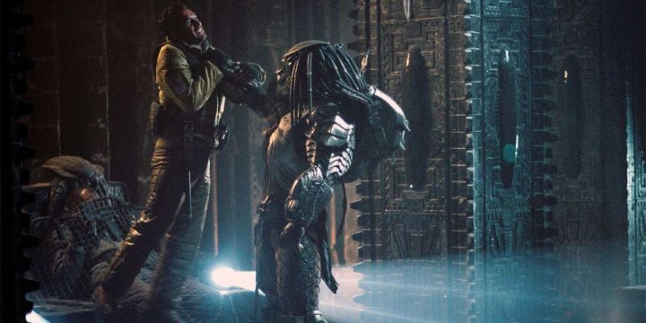 Alien vs Predator'da bir insan bir yırtıcı hayvanın saldırısına uğruyor