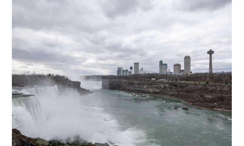 Kanada'nın Niagara bölgesi, tutulmayı izleyenlerin akınına hazırlık amacıyla olağanüstü hal ilan etti