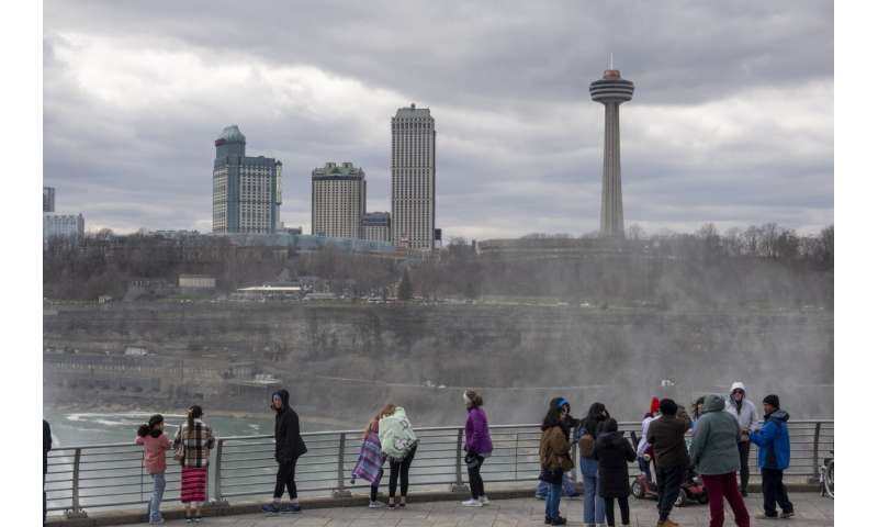Kanada'nın Niagara bölgesi, tutulmayı izleyenlerin akınına hazırlık amacıyla olağanüstü hal ilan etti