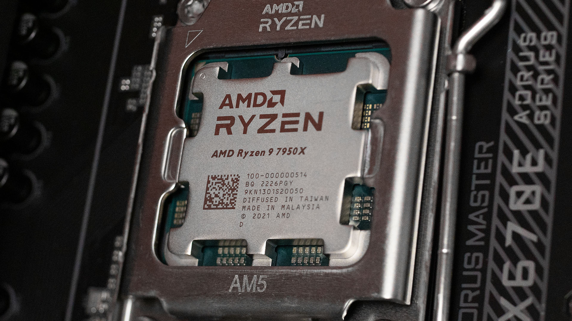 AMD Ryzen 9 7950X incelemesi: CPU anakarta takılı