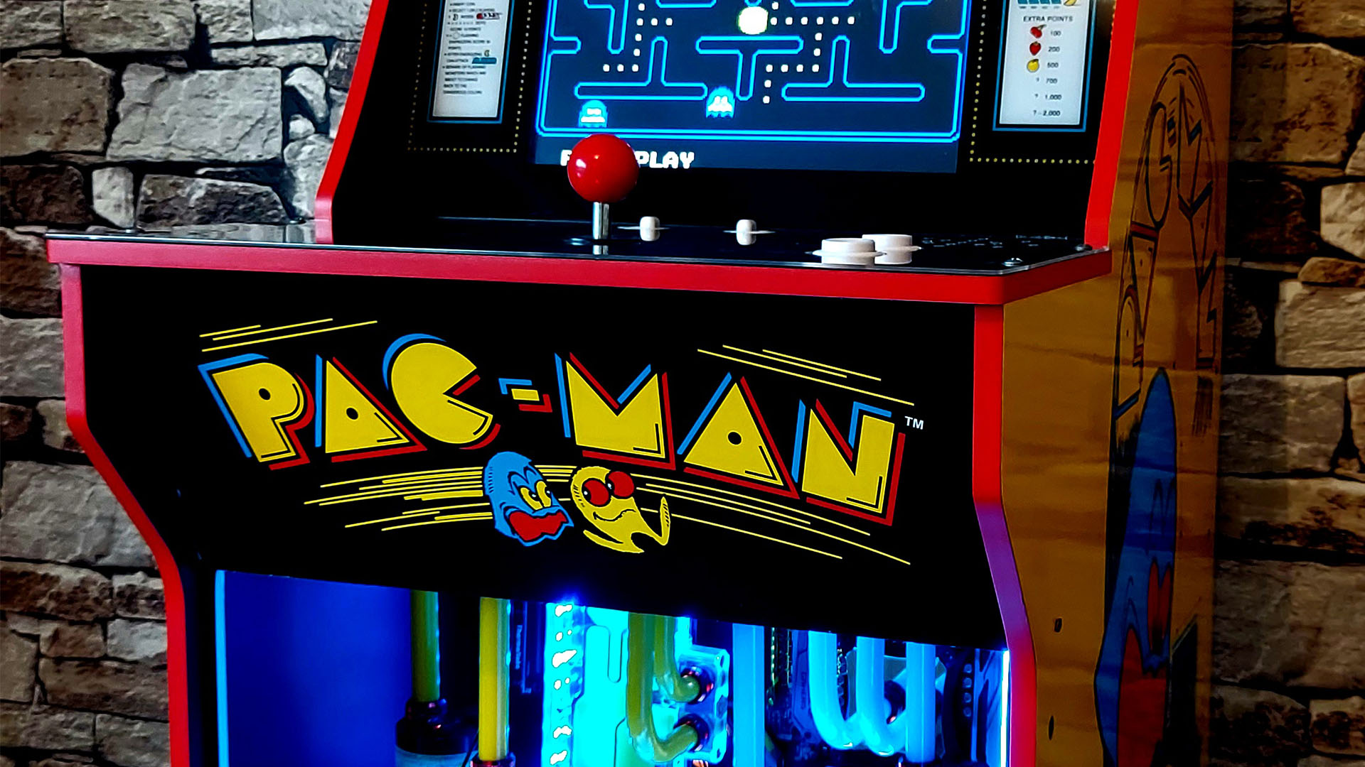 Bu oyun bilgisayarı aynı zamanda Pac-Man atari dolabı olarak da kullanılabilir