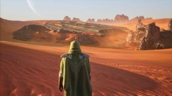 Dune Awakening: Pelerinli bir figür devasa bir çölün ortasında duruyor.