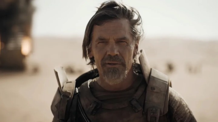 Dune: İkinci Bölüm'de bir adam savaş alanına bakıyor.