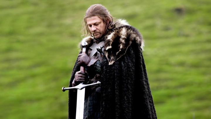 Sean Bean, Game of Thrones'ta Valyria çeliği kılıcı Ice'ı açık bir alanda tutan Ned Stark rolünde.