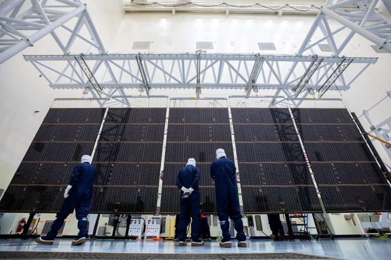 Teknisyenler NASA'nın Europa Clipper'ı için İnşa Edilen Güneş Panellerini İnceliyor