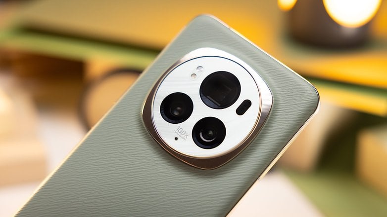 Yeşil bir akıllı telefonun arkasındaki dairesel kamera modülünün, üç kamera merceğini ve yüksek yakınlaştırma yeteneğini gösteren 