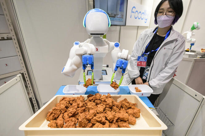 29 Kasım 2023'te Japonya'nın Tokyo Uluslararası Sergi Merkezi'nde düzenlenen Uluslararası Robot Sergisi sırasında bir robot, kızarmış tavuk parçalarını ayıklayıp kutulara yerleştiriyor.