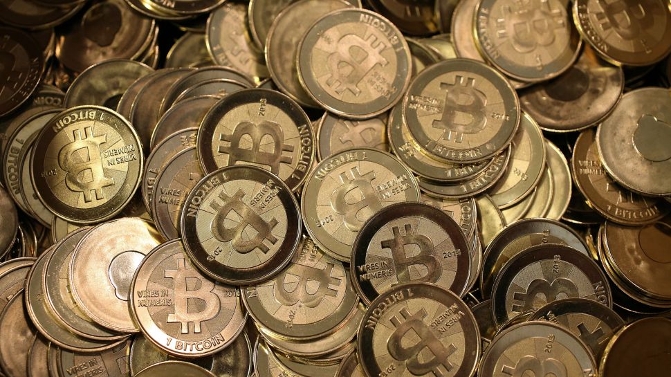BitCoin logolu altın para yığını