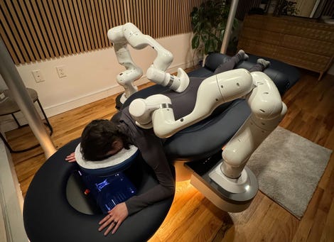 Yapay zekalı robot tarafından masaj yaptırılan kişi