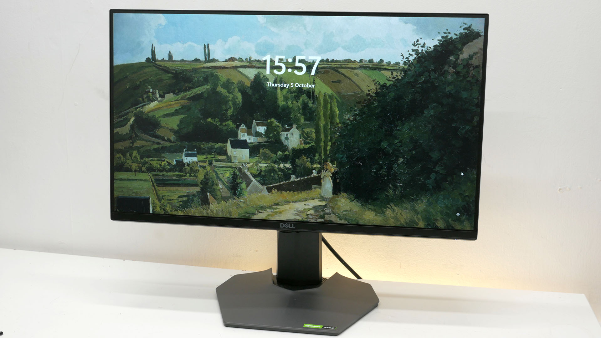 Dell G2524H inceleme görüntüsü, ekranın arkasında görünen ekran koruyucuyla birlikte monitörün ön tarafını gösteriyor.