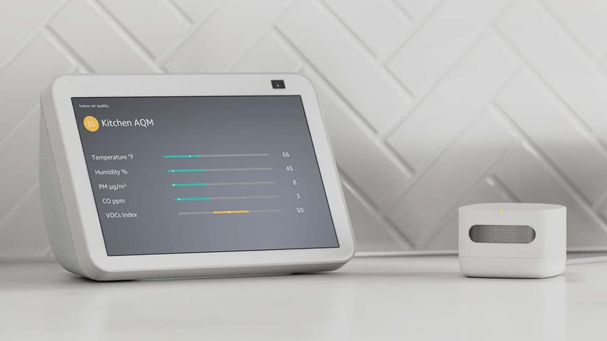 Amazon akıllı hava kalitesi monitörü, hava puanını gösteren Echo Show ile masanın üzerinde duruyor