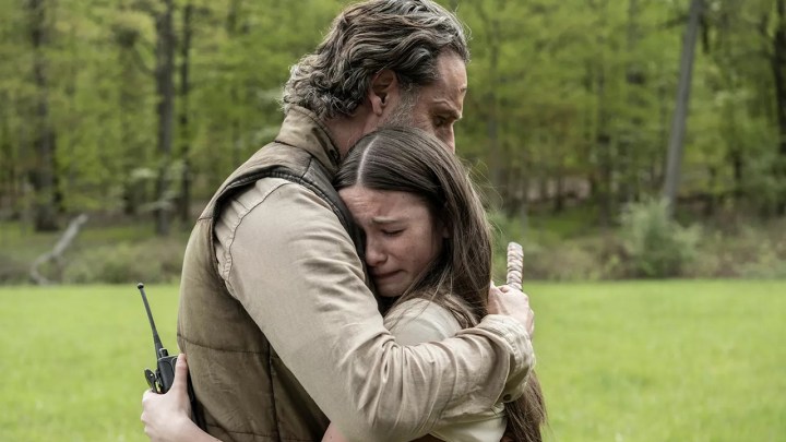 Rick ve Judith The Walking Dead: The Ones Who Live'da sarılıyor.