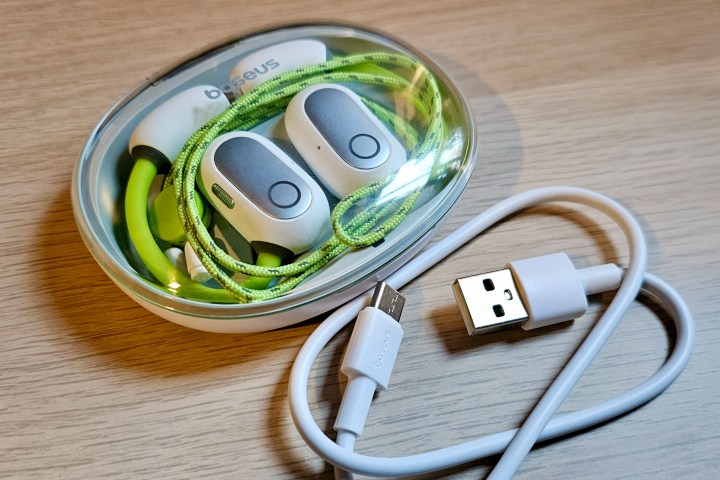 Baseus Eli Sport 1, şarj kutusunun içinde USB kablosu ve kordonuyla birlikte.