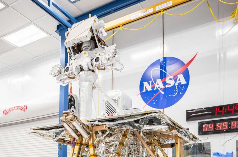 NASA VIPER robot ay gezgini ekibi güçlü direğini yükseltiyor