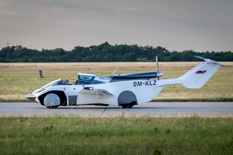 BMW'nin içten yanmalı motora sahip bu otomobili yerde 500 km yol kat edecek ve havada 1000 km uçacak ve uçuşa hazırlık 3 dakika sürüyor.  AirCar üretim ve satışa hazırlanıyor