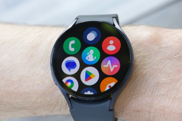 Samsung Galaxy Watch 6'daki Uygulamalar sayfası.