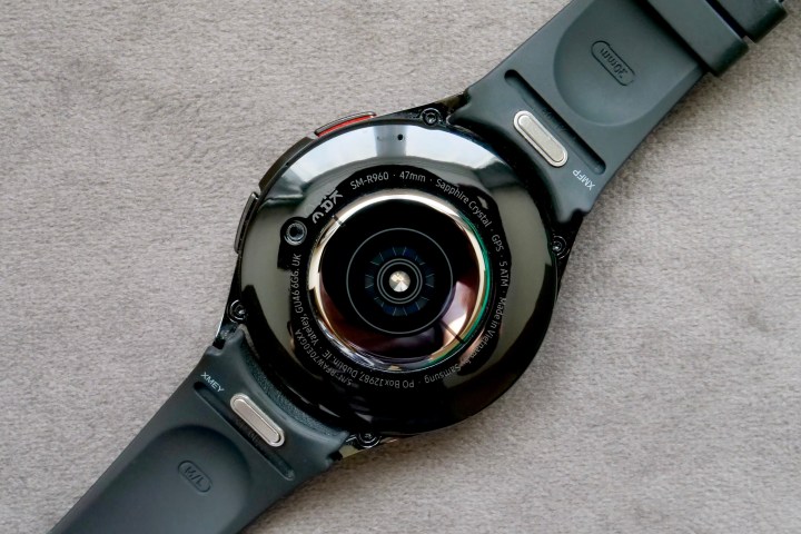 Samsung Galaxy Watch 6 Classic'in kasası ve sensör dizisi.