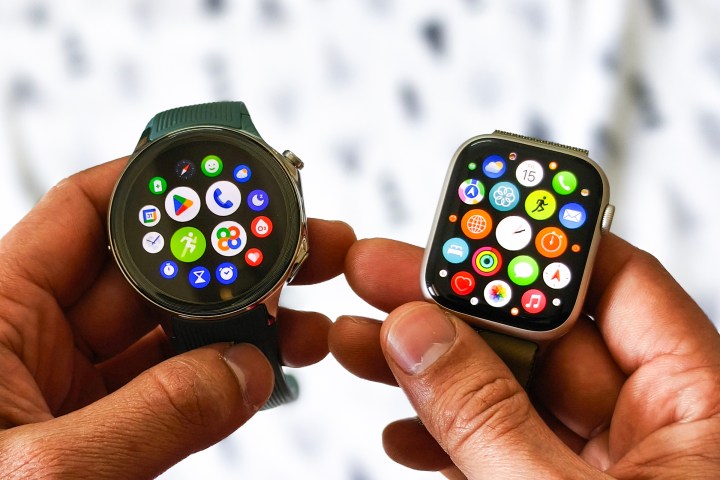 OnePlus Watch 2 ve Apple Watch Series 8 yan yana tutuluyor.