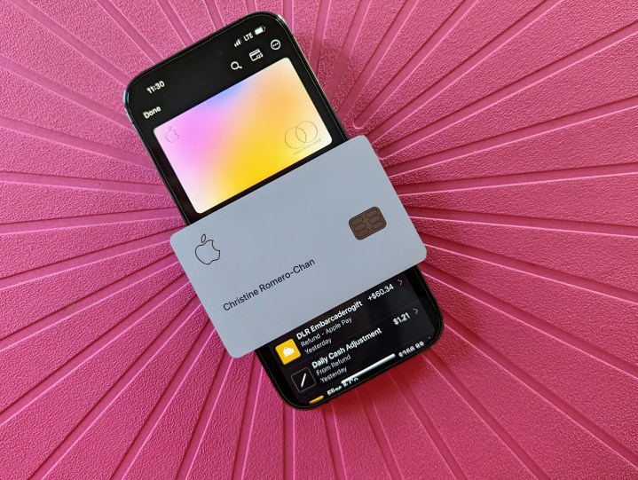 Cüzdan uygulaması dijital Apple Card'a açıkken iPhone 14 Pro'nun üzerinde duran Apple Card