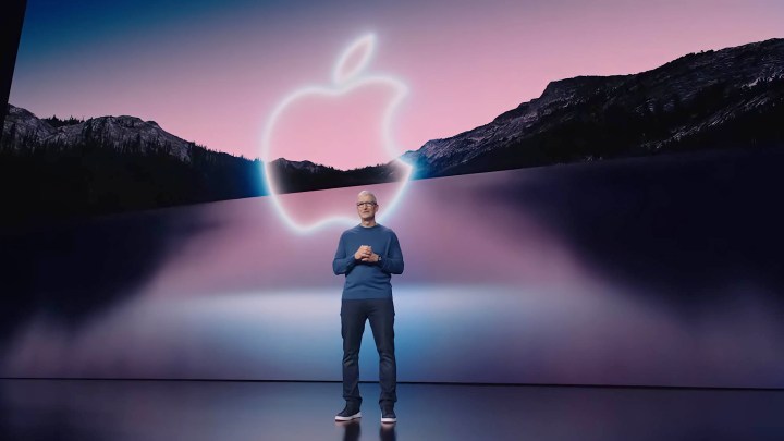 Apple CEO'su Tim Cook, Eylül 2021 Sonbahar Apple Etkinliğinde sahnede duruyor.