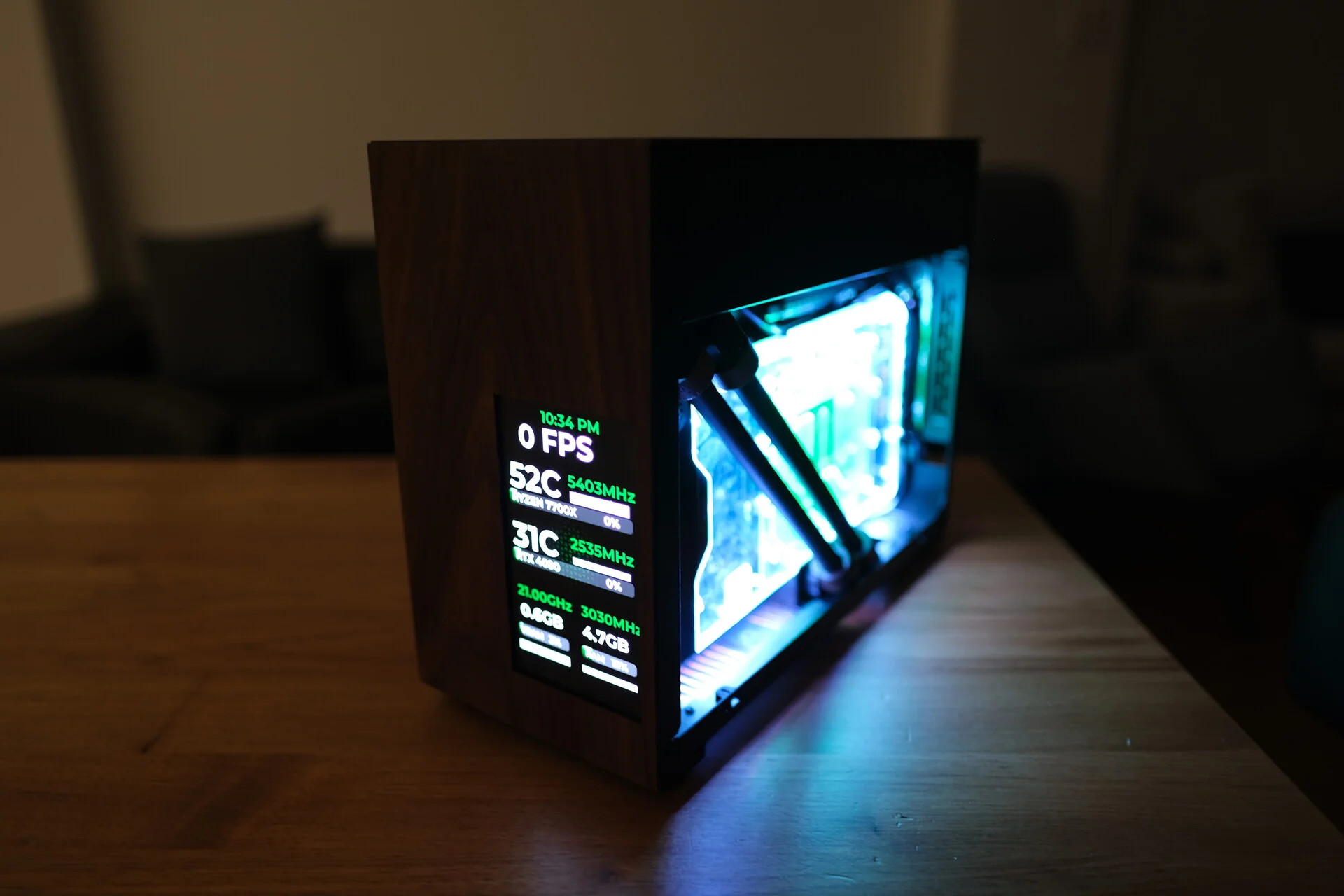 GPU su bloğunun açıkta olduğu ve sıcaklıkları gösteren bir LED ekranın bulunduğu SFF ahşap PC
