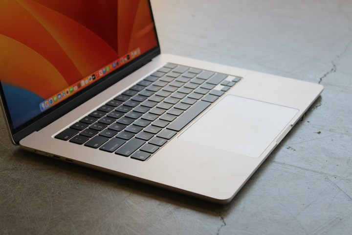 Apple'ın 15 inç MacBook Air'indeki klavye ve izleme dörtgeni.