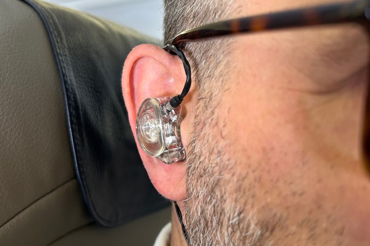 Ultimate Ears Premier kablolu IEM'leri takan Simon Cohen'in önden görünümü.
