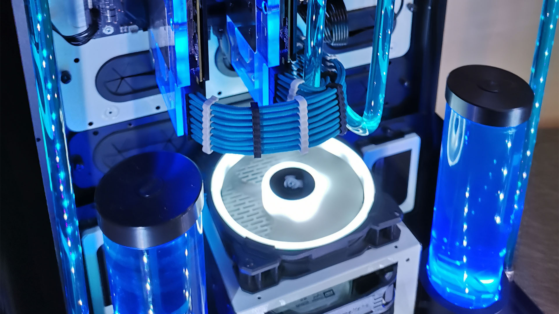 Mavi Thermaltake Tower 900 kasa içindeki su soğutmalı oyun bilgisayarı