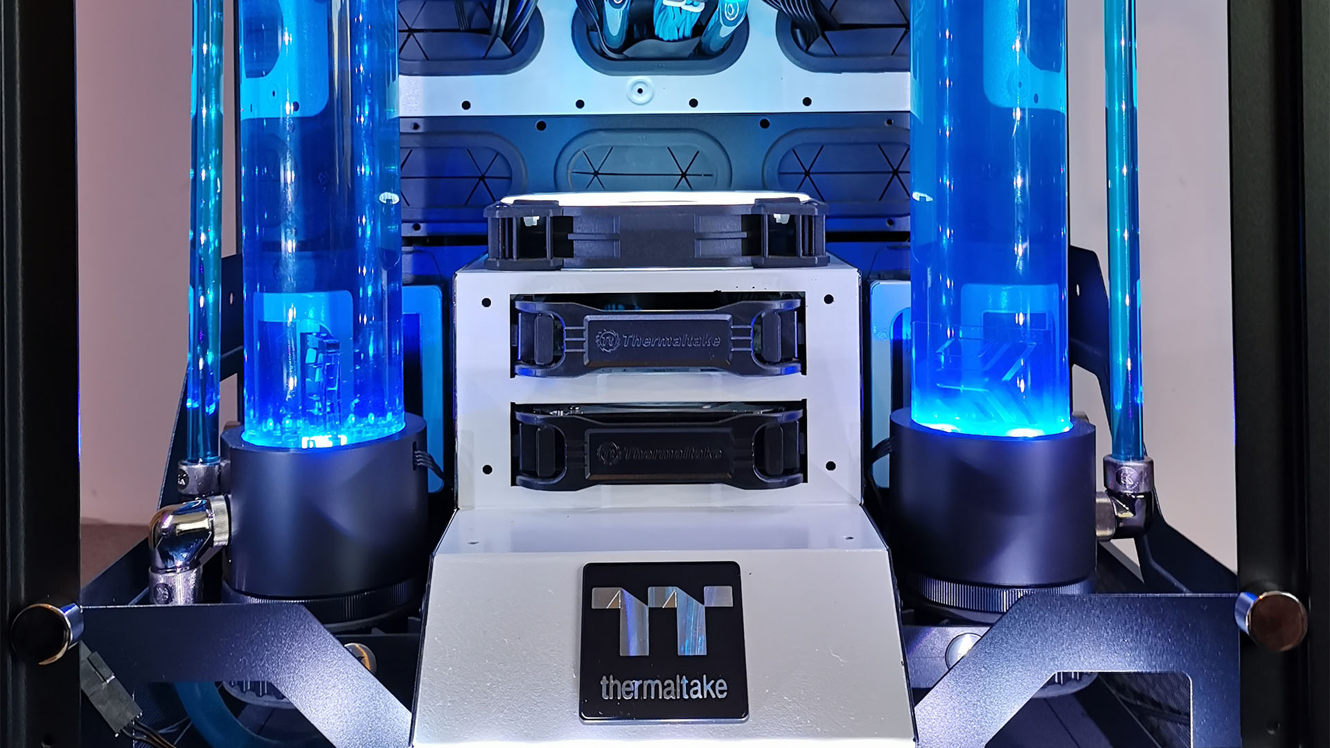 Thermaltake 900 kasasının içindeki su soğutmalı oyun bilgisayarının rezervuarları