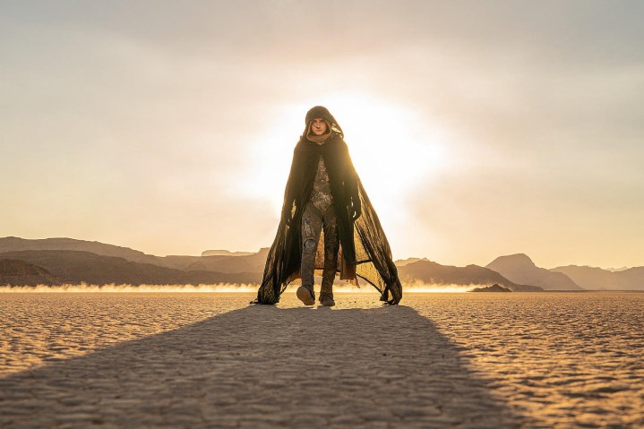Paul, Dune: İkinci Bölüm'de çölde yürüyor.