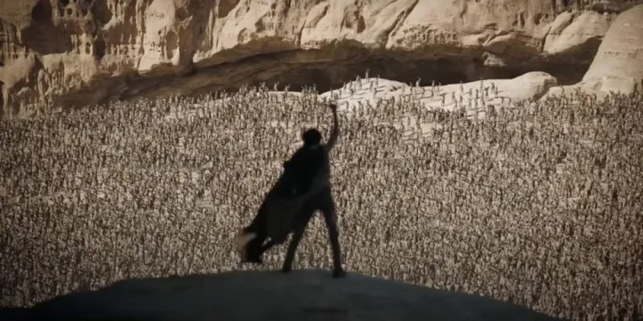 Dune: İkinci Bölüm'de bir adam kalabalığın önünde duruyor.