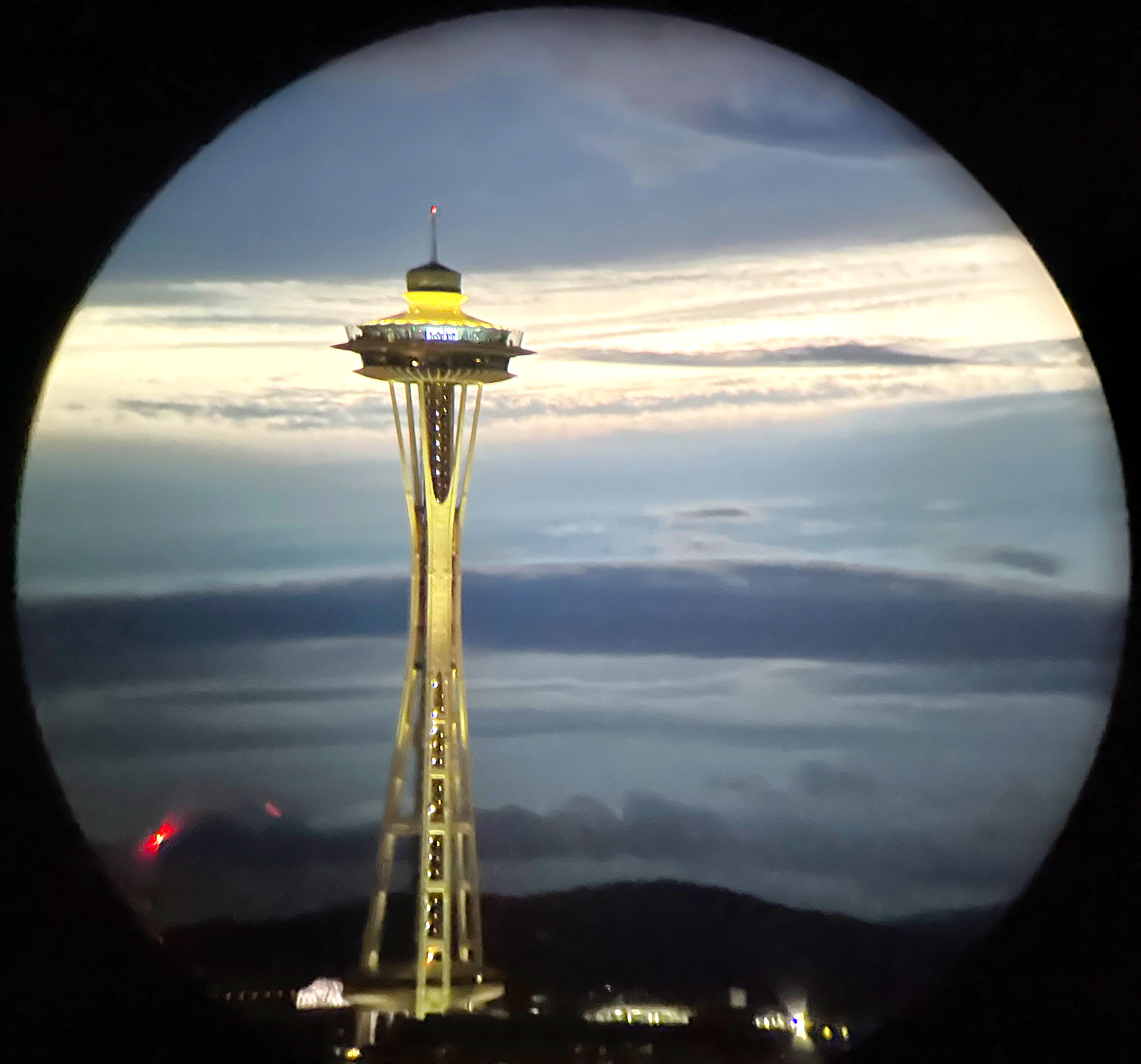Seattle'daki Space Needle'ın gece çekilmiş bir fotoğrafı, bir çift Noc ile çekilmiş.