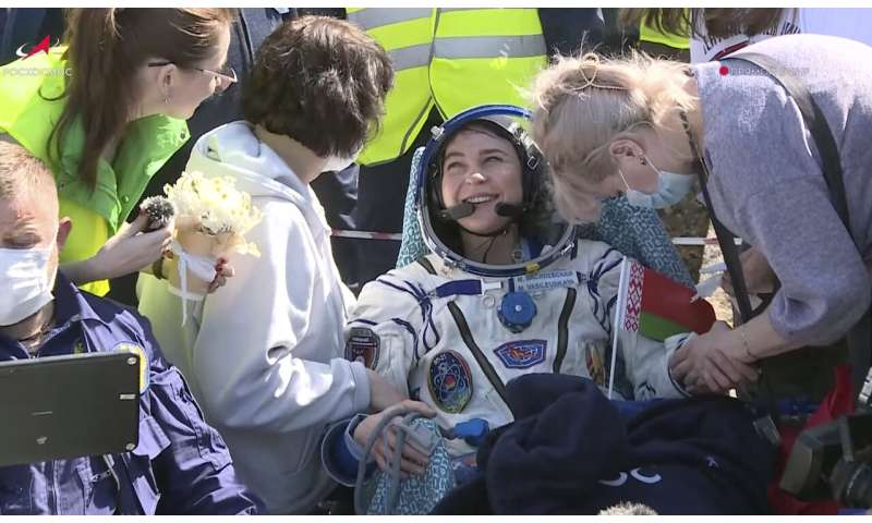Uluslararası Uzay İstasyonu'ndan 3 mürettebatı taşıyan Soyuz kapsülü güvenli bir şekilde Kazakistan'a indi