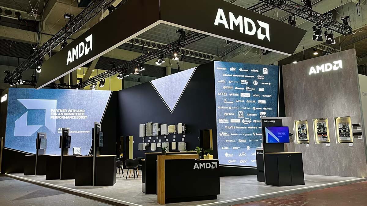 Gösteri katında AMD standı.
