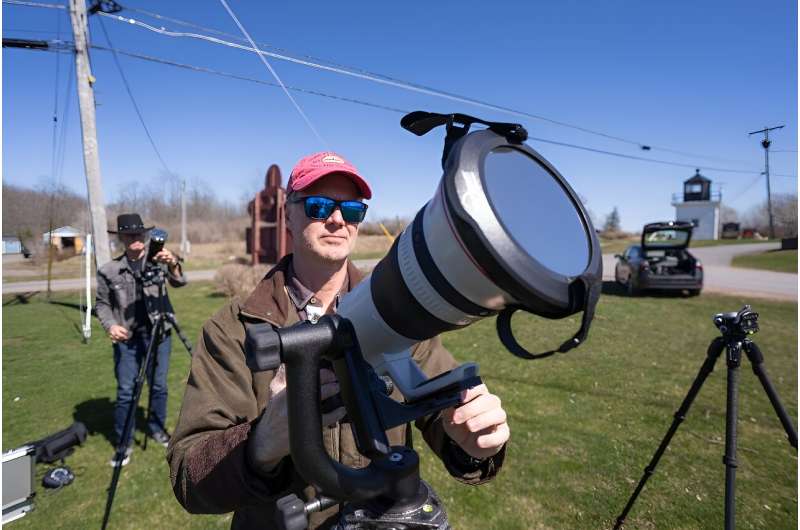 John Bills, 7 Nisan 2024'te New York Cape Vincent'ta Kuzey Amerika'da gerçekleşecek tam güneş tutulması arifesinde kamera ekipmanını test ediyor