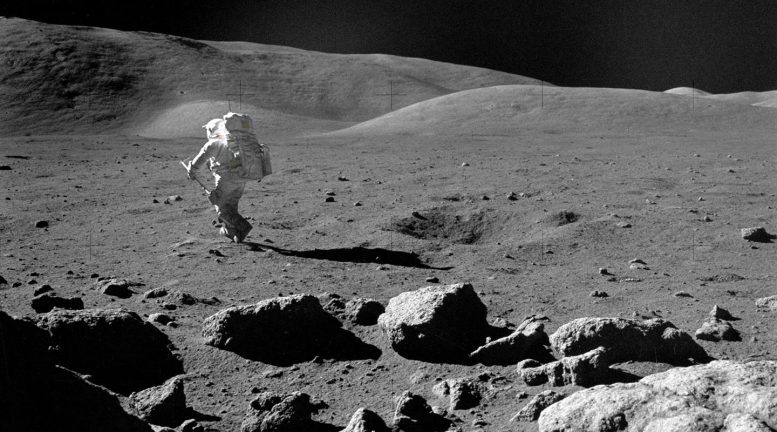 Apollo 17 Astronot Ay Örnekleri Topluyor