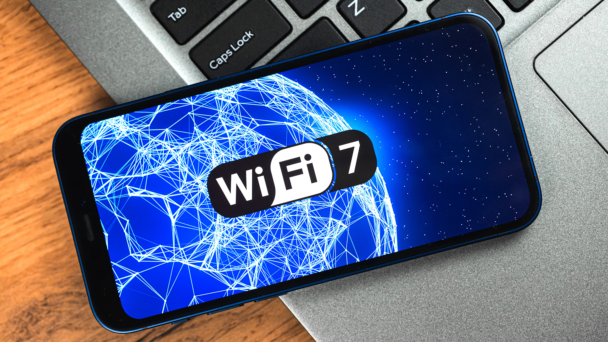 Wi-Fi 7 logosunu gösteren bir akıllı telefon