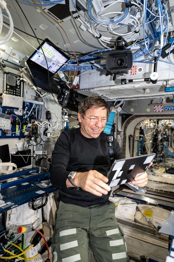 NASA Astronot Michael Barratt ISS'de iPad Kullanıyor