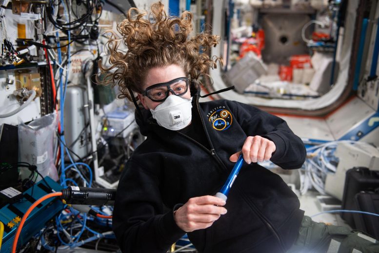 Astronot Loral O'Hara Kişisel Koruyucu Ekipman Giyiyor
