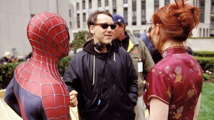 Sam Raimi, Örümcek Adam'da geçirdiği süre boyunca Tobey Maguire ve Kirsten Dunst'la birlikte.